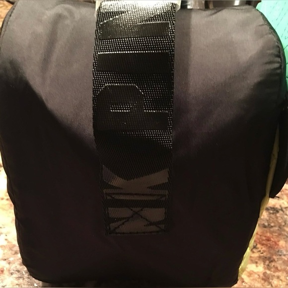 Victoria’s Secret PINK Pineapple Cooler Lunchbox - Picture 6 of 16